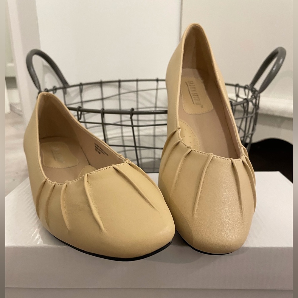 Salon studio cream low heeled 8M shoes nwb